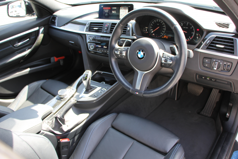 BMW 3シリーズ 320d Mｽﾎﾟｰﾂ 最終ﾓﾃﾞﾙ 8C新ｴﾝｼﾞﾝ ｻﾝﾙｰﾌ ﾋｰﾀｰ黒革 液晶ﾒｰﾀｰ 追従ACC LEDﾍｯﾄﾞﾗｲﾄ&ﾃｰﾙ ﾀｯﾁ画面対応HDDﾅﾋﾞBluetooth接続 Mﾊﾟﾌｫｰﾏﾝｽｽﾎﾟｲﾗｰ ﾚｰﾝﾁｪﾝｼﾞ警告 衝突軽減ﾌﾞﾚｰｷ 車線逸脱警告 歩行者警告 2年保証