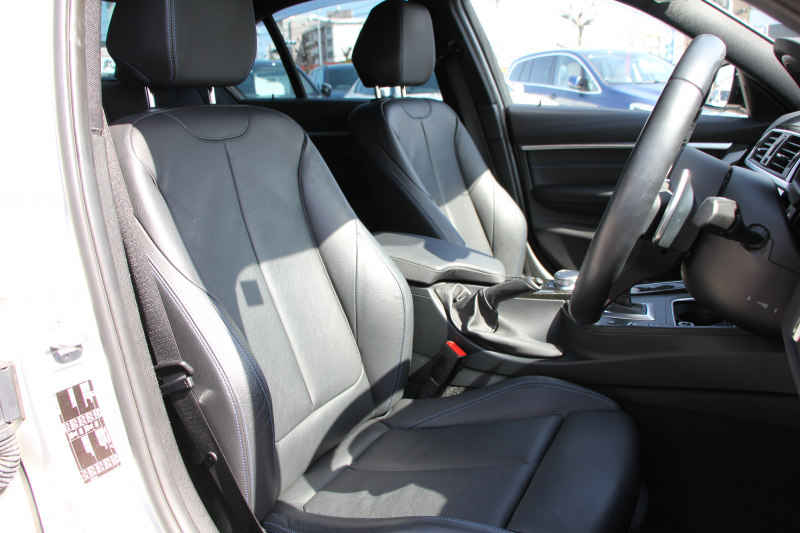 BMW 3シリーズ 320d Mｽﾎﾟｰﾂ 最終ﾓﾃﾞﾙ 8C新ｴﾝｼﾞﾝ ｻﾝﾙｰﾌ ﾋｰﾀｰ黒革 液晶ﾒｰﾀｰ 追従ACC LEDﾍｯﾄﾞﾗｲﾄ&ﾃｰﾙ ﾀｯﾁ画面対応HDDﾅﾋﾞBluetooth接続 Mﾊﾟﾌｫｰﾏﾝｽｽﾎﾟｲﾗｰ ﾚｰﾝﾁｪﾝｼﾞ警告 衝突軽減ﾌﾞﾚｰｷ 車線逸脱警告 歩行者警告 2年保証