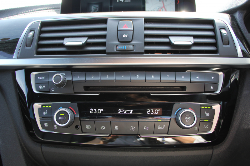 BMW 3シリーズ 320d Mｽﾎﾟｰﾂ 最終ﾓﾃﾞﾙ 8C新ｴﾝｼﾞﾝ ｻﾝﾙｰﾌ ﾋｰﾀｰ黒革 液晶ﾒｰﾀｰ 追従ACC LEDﾍｯﾄﾞﾗｲﾄ&ﾃｰﾙ ﾀｯﾁ画面対応HDDﾅﾋﾞBluetooth接続 Mﾊﾟﾌｫｰﾏﾝｽｽﾎﾟｲﾗｰ ﾚｰﾝﾁｪﾝｼﾞ警告 衝突軽減ﾌﾞﾚｰｷ 車線逸脱警告 歩行者警告 2年保証