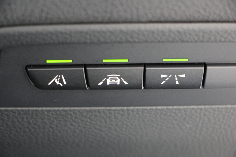 BMW 3シリーズ 320d Mｽﾎﾟｰﾂ 最終ﾓﾃﾞﾙ 8C新ｴﾝｼﾞﾝ ｻﾝﾙｰﾌ ﾋｰﾀｰ黒革 液晶ﾒｰﾀｰ 追従ACC LEDﾍｯﾄﾞﾗｲﾄ&ﾃｰﾙ ﾀｯﾁ画面対応HDDﾅﾋﾞBluetooth接続 Mﾊﾟﾌｫｰﾏﾝｽｽﾎﾟｲﾗｰ ﾚｰﾝﾁｪﾝｼﾞ警告 衝突軽減ﾌﾞﾚｰｷ 車線逸脱警告 歩行者警告 2年保証