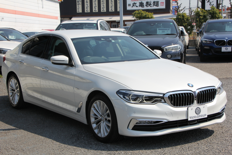 BMW 5シリーズ 523d ﾗｸﾞｼﾞｭｱﾘｰ ﾃﾞﾋﾞｭｰP 真珠色 全席ﾋｰﾀｰ黒革 HUD ｿﾌﾄｸﾛｰｽﾞﾄﾞｱ ｼﾞｪｽﾁｬｰC 追従ACC ｽﾃｱﾘﾝｸﾞｻﾎﾟｰﾄ LEDﾍｯﾄﾞﾗｲﾄ ｵｰﾄﾊｲﾋﾞｰﾑ ﾀｯﾁ画面HDDﾅﾋﾞTV 360度ｶﾒﾗ 電動ﾄﾗﾝｸ ｽﾏｰﾄｷｰ ｱﾝﾋﾞｴﾝﾄﾗｲﾄ ｸﾛｰﾑﾗｲﾝｴｸｽﾃﾘｱ 2年保証