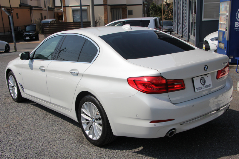 BMW 5シリーズ 523d ﾗｸﾞｼﾞｭｱﾘｰ ﾃﾞﾋﾞｭｰP 真珠色 全席ﾋｰﾀｰ黒革 HUD ｿﾌﾄｸﾛｰｽﾞﾄﾞｱ ｼﾞｪｽﾁｬｰC 追従ACC ｽﾃｱﾘﾝｸﾞｻﾎﾟｰﾄ LEDﾍｯﾄﾞﾗｲﾄ ｵｰﾄﾊｲﾋﾞｰﾑ ﾀｯﾁ画面HDDﾅﾋﾞTV 360度ｶﾒﾗ 電動ﾄﾗﾝｸ ｽﾏｰﾄｷｰ ｱﾝﾋﾞｴﾝﾄﾗｲﾄ ｸﾛｰﾑﾗｲﾝｴｸｽﾃﾘｱ 2年保証