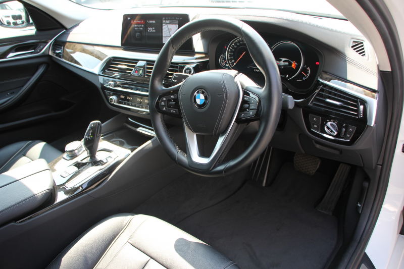 BMW 5シリーズ 523d ﾗｸﾞｼﾞｭｱﾘｰ ﾃﾞﾋﾞｭｰP 真珠色 全席ﾋｰﾀｰ黒革 HUD ｿﾌﾄｸﾛｰｽﾞﾄﾞｱ ｼﾞｪｽﾁｬｰC 追従ACC ｽﾃｱﾘﾝｸﾞｻﾎﾟｰﾄ LEDﾍｯﾄﾞﾗｲﾄ ｵｰﾄﾊｲﾋﾞｰﾑ ﾀｯﾁ画面HDDﾅﾋﾞTV 360度ｶﾒﾗ 電動ﾄﾗﾝｸ ｽﾏｰﾄｷｰ ｱﾝﾋﾞｴﾝﾄﾗｲﾄ ｸﾛｰﾑﾗｲﾝｴｸｽﾃﾘｱ 2年保証
