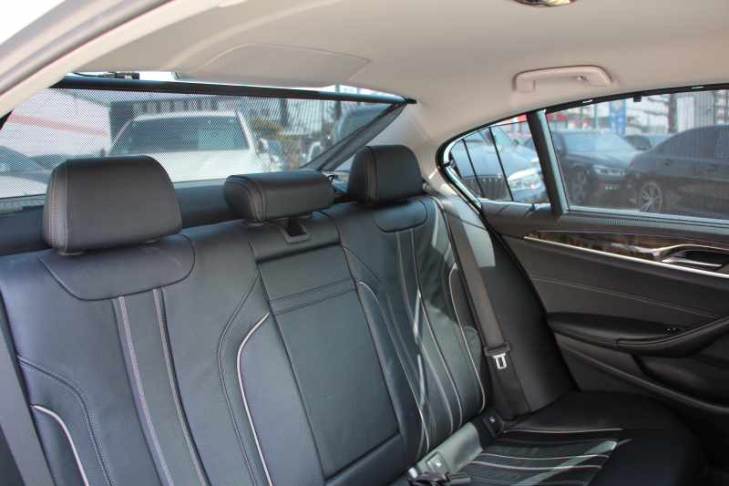 BMW 5シリーズ 523d ﾗｸﾞｼﾞｭｱﾘｰ ﾃﾞﾋﾞｭｰP 真珠色 全席ﾋｰﾀｰ黒革 HUD ｿﾌﾄｸﾛｰｽﾞﾄﾞｱ ｼﾞｪｽﾁｬｰC 追従ACC ｽﾃｱﾘﾝｸﾞｻﾎﾟｰﾄ LEDﾍｯﾄﾞﾗｲﾄ ｵｰﾄﾊｲﾋﾞｰﾑ ﾀｯﾁ画面HDDﾅﾋﾞTV 360度ｶﾒﾗ 電動ﾄﾗﾝｸ ｽﾏｰﾄｷｰ ｱﾝﾋﾞｴﾝﾄﾗｲﾄ ｸﾛｰﾑﾗｲﾝｴｸｽﾃﾘｱ 2年保証