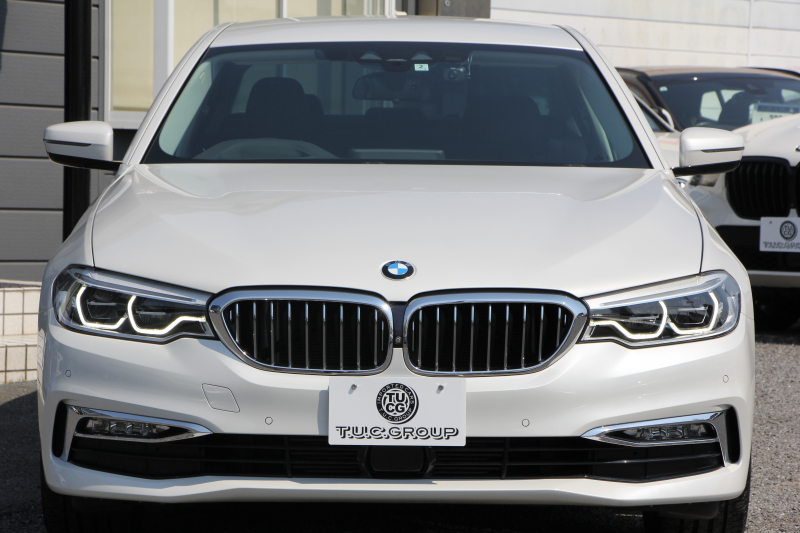 BMW 5シリーズ 523d ﾗｸﾞｼﾞｭｱﾘｰ ﾃﾞﾋﾞｭｰP 真珠色 全席ﾋｰﾀｰ黒革 HUD ｿﾌﾄｸﾛｰｽﾞﾄﾞｱ ｼﾞｪｽﾁｬｰC 追従ACC ｽﾃｱﾘﾝｸﾞｻﾎﾟｰﾄ LEDﾍｯﾄﾞﾗｲﾄ ｵｰﾄﾊｲﾋﾞｰﾑ ﾀｯﾁ画面HDDﾅﾋﾞTV 360度ｶﾒﾗ 電動ﾄﾗﾝｸ ｽﾏｰﾄｷｰ ｱﾝﾋﾞｴﾝﾄﾗｲﾄ ｸﾛｰﾑﾗｲﾝｴｸｽﾃﾘｱ 2年保証