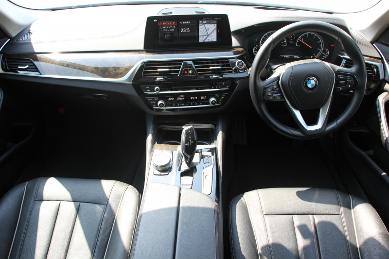 BMW 5シリーズ 523d ﾗｸﾞｼﾞｭｱﾘｰ ﾃﾞﾋﾞｭｰP 真珠色 全席ﾋｰﾀｰ黒革 HUD ｿﾌﾄｸﾛｰｽﾞﾄﾞｱ ｼﾞｪｽﾁｬｰC 追従ACC ｽﾃｱﾘﾝｸﾞｻﾎﾟｰﾄ LEDﾍｯﾄﾞﾗｲﾄ ｵｰﾄﾊｲﾋﾞｰﾑ ﾀｯﾁ画面HDDﾅﾋﾞTV 360度ｶﾒﾗ 電動ﾄﾗﾝｸ ｽﾏｰﾄｷｰ ｱﾝﾋﾞｴﾝﾄﾗｲﾄ ｸﾛｰﾑﾗｲﾝｴｸｽﾃﾘｱ 2年保証