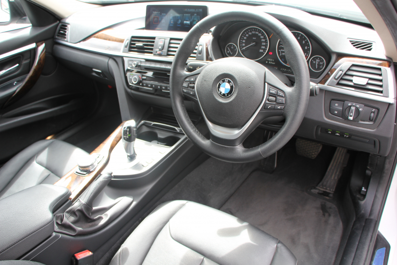 BMW 3シリーズ 320i ﾂｰﾘﾝｸﾞﾗｸﾞｼﾞｭｱﾘｰ LCI後期 新ｴﾝｼﾞﾝ ﾊﾟﾉﾗﾏｻﾝR ﾋｰﾀｰ黒革 LEDﾍｯﾄﾞﾗｲﾄ&ﾃｰﾙ TOPﾋﾞｭｰ&ｻｲﾄﾞﾋﾞｭｰｶﾒﾗ Pｱｼｽﾄ 追従ACC ﾚｰﾝC警告 衝突軽減ﾌﾞﾚｰｷ 車線逸脱&歩行者 警告ﾀｯﾁﾊﾟｯﾄﾞ対応HDDﾅﾋﾞBluetooth接続 Bｶﾒﾗ ｽﾏｰﾄｷｰ 電動ﾄﾗﾝｸ 2年保証