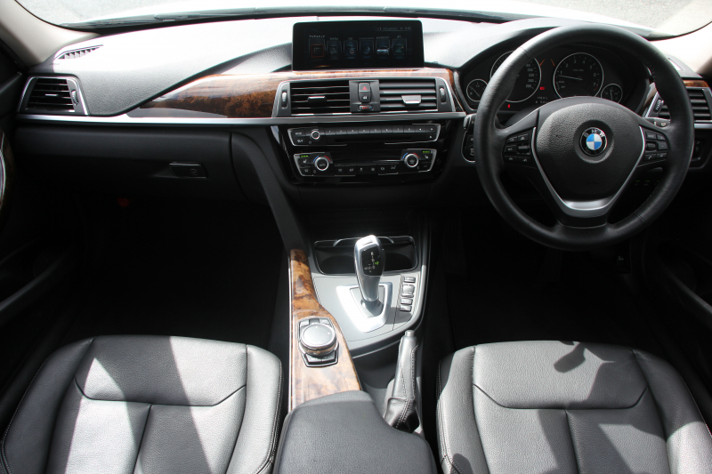 BMW 3シリーズ 320i ﾂｰﾘﾝｸﾞﾗｸﾞｼﾞｭｱﾘｰ LCI後期 新ｴﾝｼﾞﾝ ﾊﾟﾉﾗﾏｻﾝR ﾋｰﾀｰ黒革 LEDﾍｯﾄﾞﾗｲﾄ&ﾃｰﾙ TOPﾋﾞｭｰ&ｻｲﾄﾞﾋﾞｭｰｶﾒﾗ Pｱｼｽﾄ 追従ACC ﾚｰﾝC警告 衝突軽減ﾌﾞﾚｰｷ 車線逸脱&歩行者 警告ﾀｯﾁﾊﾟｯﾄﾞ対応HDDﾅﾋﾞBluetooth接続 Bｶﾒﾗ ｽﾏｰﾄｷｰ 電動ﾄﾗﾝｸ 2年保証