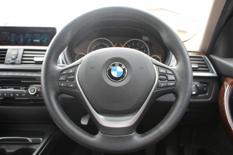 BMW 3シリーズ 320i ﾂｰﾘﾝｸﾞﾗｸﾞｼﾞｭｱﾘｰ LCI後期 新ｴﾝｼﾞﾝ ﾊﾟﾉﾗﾏｻﾝR ﾋｰﾀｰ黒革 LEDﾍｯﾄﾞﾗｲﾄ&ﾃｰﾙ TOPﾋﾞｭｰ&ｻｲﾄﾞﾋﾞｭｰｶﾒﾗ Pｱｼｽﾄ 追従ACC ﾚｰﾝC警告 衝突軽減ﾌﾞﾚｰｷ 車線逸脱&歩行者 警告ﾀｯﾁﾊﾟｯﾄﾞ対応HDDﾅﾋﾞBluetooth接続 Bｶﾒﾗ ｽﾏｰﾄｷｰ 電動ﾄﾗﾝｸ 2年保証