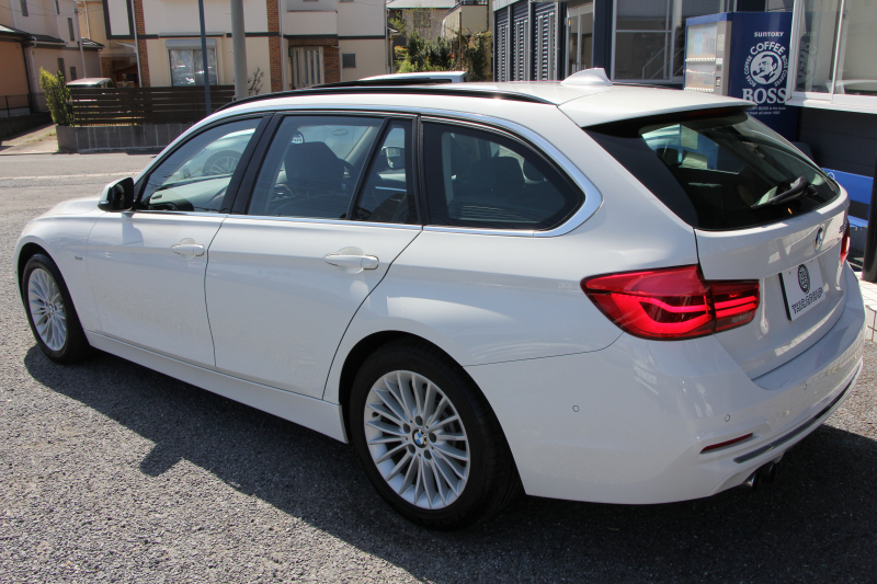 BMW 3シリーズ 320i ﾂｰﾘﾝｸﾞﾗｸﾞｼﾞｭｱﾘｰ LCI後期 新ｴﾝｼﾞﾝ ﾊﾟﾉﾗﾏｻﾝR ﾋｰﾀｰ黒革 LEDﾍｯﾄﾞﾗｲﾄ&ﾃｰﾙ TOPﾋﾞｭｰ&ｻｲﾄﾞﾋﾞｭｰｶﾒﾗ Pｱｼｽﾄ 追従ACC ﾚｰﾝC警告 衝突軽減ﾌﾞﾚｰｷ 車線逸脱&歩行者 警告ﾀｯﾁﾊﾟｯﾄﾞ対応HDDﾅﾋﾞBluetooth接続 Bｶﾒﾗ ｽﾏｰﾄｷｰ 電動ﾄﾗﾝｸ 2年保証