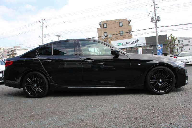 BMW 5シリーズ 530i ｴﾃﾞｨｼｮﾝﾐｯｼｮﾝｲﾝﾎﾟｯｼﾌﾞﾙ 特別仕様車 高出力 ﾅｲﾄﾌﾞﾙｰﾚｻﾞｰ ｱﾀﾞﾌﾟﾃｨﾌﾞｻｽ HUD ﾊｰﾏﾝｶｰﾄﾞﾝ 追従ACC ｽﾃｱﾘﾝｸﾞｻﾎﾟｰﾄ ﾀｯﾁ画面HDDﾅﾋﾞTV LEDﾍｯﾄﾞﾗｲﾄ ｵｰﾄﾊｲﾋﾞｰﾑ 電動ﾄﾗﾝｸ 360度ｶﾒﾗ 全席ﾋｰﾀｰ ﾌﾞﾗｯｸ19AW 2年保証