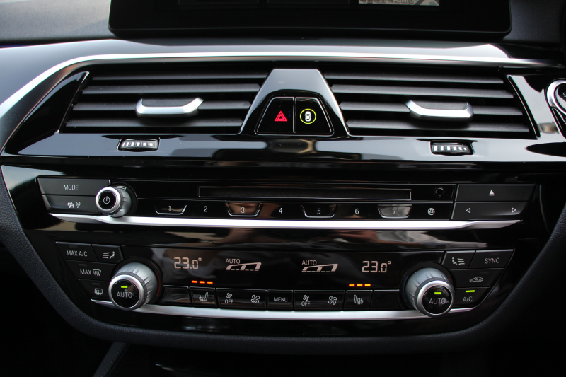 BMW 5シリーズ 530i ｴﾃﾞｨｼｮﾝﾐｯｼｮﾝｲﾝﾎﾟｯｼﾌﾞﾙ 特別仕様車 高出力 ﾅｲﾄﾌﾞﾙｰﾚｻﾞｰ ｱﾀﾞﾌﾟﾃｨﾌﾞｻｽ HUD ﾊｰﾏﾝｶｰﾄﾞﾝ 追従ACC ｽﾃｱﾘﾝｸﾞｻﾎﾟｰﾄ ﾀｯﾁ画面HDDﾅﾋﾞTV LEDﾍｯﾄﾞﾗｲﾄ ｵｰﾄﾊｲﾋﾞｰﾑ 電動ﾄﾗﾝｸ 360度ｶﾒﾗ 全席ﾋｰﾀｰ ﾌﾞﾗｯｸ19AW 2年保証