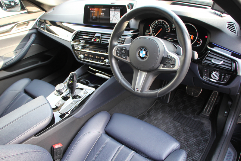 BMW 5シリーズ 530i ｴﾃﾞｨｼｮﾝﾐｯｼｮﾝｲﾝﾎﾟｯｼﾌﾞﾙ 特別仕様車 高出力 ﾅｲﾄﾌﾞﾙｰﾚｻﾞｰ ｱﾀﾞﾌﾟﾃｨﾌﾞｻｽ HUD ﾊｰﾏﾝｶｰﾄﾞﾝ 追従ACC ｽﾃｱﾘﾝｸﾞｻﾎﾟｰﾄ ﾀｯﾁ画面HDDﾅﾋﾞTV LEDﾍｯﾄﾞﾗｲﾄ ｵｰﾄﾊｲﾋﾞｰﾑ 電動ﾄﾗﾝｸ 360度ｶﾒﾗ 全席ﾋｰﾀｰ ﾌﾞﾗｯｸ19AW 2年保証