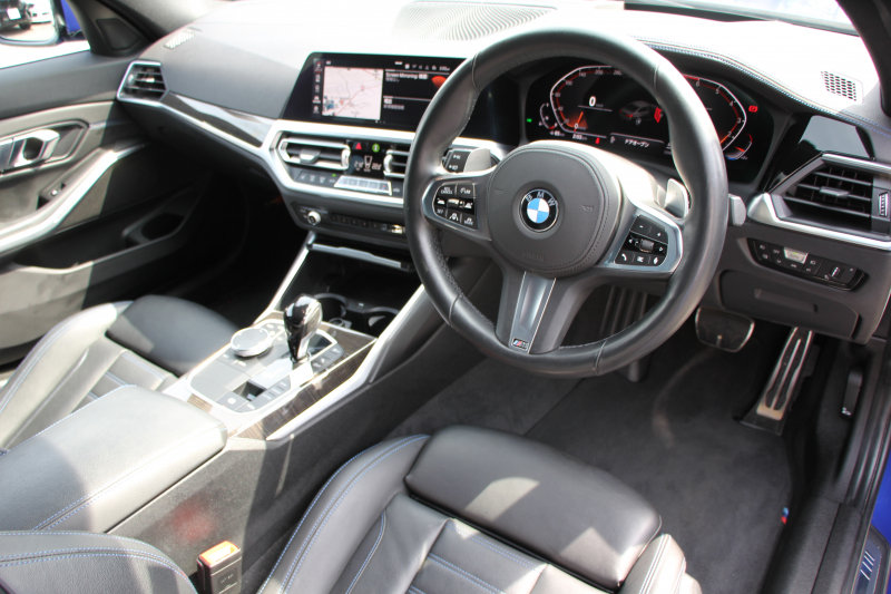 BMW 3シリーズ 320i Mｽﾎﾟｰﾂ ﾃﾞﾋﾞｭｰ&ｺﾝﾌｫｰﾄP ﾋｰﾀｰ黒革 19AW HUD BMWﾗｲﾌﾞｺｯｸﾋﾟｯﾄﾞﾀｯﾁﾊﾟﾈﾙ対応HDDﾅﾋﾞApplecarplay対応 電動ﾄﾗﾝｸ LEDﾍｯﾄﾞﾗｲﾄ LEDﾌｫｸﾞPｱｼｽﾄ 追従ACC ｽﾃｱﾘﾝｸﾞｻﾎﾟｰﾄ Hifiｽﾋﾟｰｶｰ 2年保証