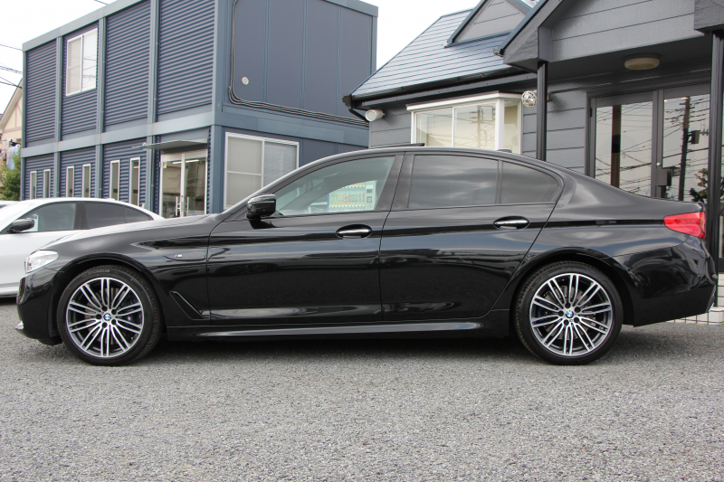 BMW 5シリーズ 540i Mｽﾎﾟｰﾂ ｲﾉﾍﾞｰｼｮﾝP 後輪駆動 1ｵ-ﾅ ｻﾝﾙｰﾌ 全席ﾋｰﾀｰ黒革 直6ﾀｰﾎﾞ340馬力 ｱﾀﾞﾌﾟﾃｨﾌﾞｻｽ ﾊｰﾏﾝｶｰﾄﾞﾝ HUD ﾃﾞｨｽﾌﾟﾚｲｷｰ ﾘﾓｰﾄﾊﾟｰｷﾝｸﾞｼﾞｪｽﾁｬｰC ﾜｲﾔﾚｽ充電 4ｿﾞｰﾝｴｱｺﾝ 追従ACC LEDﾍｯﾄﾞﾗｲﾄ ｵｰﾄﾊｲﾋﾞｰﾑ 2年保証