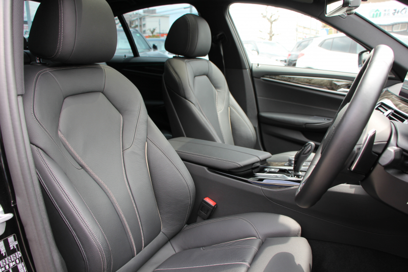 BMW 5シリーズ 540i Mｽﾎﾟｰﾂ ｲﾉﾍﾞｰｼｮﾝP 後輪駆動 1ｵ-ﾅ ｻﾝﾙｰﾌ 全席ﾋｰﾀｰ黒革 直6ﾀｰﾎﾞ340馬力 ｱﾀﾞﾌﾟﾃｨﾌﾞｻｽ ﾊｰﾏﾝｶｰﾄﾞﾝ HUD ﾃﾞｨｽﾌﾟﾚｲｷｰ ﾘﾓｰﾄﾊﾟｰｷﾝｸﾞｼﾞｪｽﾁｬｰC ﾜｲﾔﾚｽ充電 4ｿﾞｰﾝｴｱｺﾝ 追従ACC LEDﾍｯﾄﾞﾗｲﾄ ｵｰﾄﾊｲﾋﾞｰﾑ 2年保証