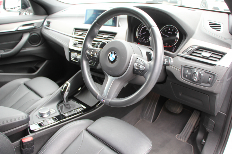 BMW X2 Xdrive20i MｽﾎﾟｰﾂX ﾃﾞﾋﾞｭｰP 4WD ﾊｲﾗｲﾝ ｺﾝﾌｫｰﾄP 追従ACC HUD ﾋｰﾀｰ黒革 電動ｼｰﾄ ｵﾌﾟｼｮﾝ20AW Mﾘｱｽﾎﾟｲﾗｰ ﾀｯﾁ画面HDDﾅﾋﾞBｶﾒﾗ Pｱｼｽﾄ CD&DVD再生可能 Bluetooth接続 電動ﾄﾗﾝｸ LEDﾍｯﾄﾞﾗｲﾄ ｽﾏｰﾄｷｰ 8速AT 2年保証