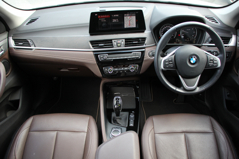 BMW X1 Xdrive18d Xﾗｲﾝ ﾊｲﾗｲﾝ&ｺﾝﾌｫｰﾄP 1ｵ-ﾅ LCI後期 ﾌｪｲｽﾘﾌﾄ後 真珠色 ﾋｰﾀｰ付ﾓｶﾚｻﾞｰ 追従ACC 電動ｼｰﾄ LEDﾍｯﾄﾞﾗｲﾄ 電動ﾄﾗﾝｸ ﾀｯﾁ画面ﾅﾋﾞ衝突軽減ﾌﾞﾚｰｷ 車線逸脱警告 歩行者警告 18AW ｳｯﾄﾞﾊﾟﾈﾙ 2年保証