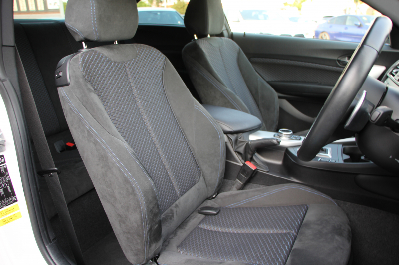 BMW 2シリーズ 220i ｸｰﾍﾟ Mｽﾎﾟｰﾂ ﾊﾟｰｷﾝｸﾞｻﾎﾟｰﾄP 衝突軽減ﾌﾞﾚｰｷ 車線逸脱警告 車線逸脱警告 ﾌﾞﾚｰｷ付ｸﾙｺﾝ ﾌﾙｾｸﾞTV iﾄﾞﾗｲﾌﾞHDDﾅﾋﾞBluetooth接続 Bｶﾒﾗ ｱﾙｶﾝﾀｰﾗ電動ｼｰﾄ 17AW Mｽﾎﾟｰﾂｴｱﾛ ﾊﾟﾄﾞﾙｼﾌﾄ 直噴ﾀｰﾎﾞ8速AT 2年保証