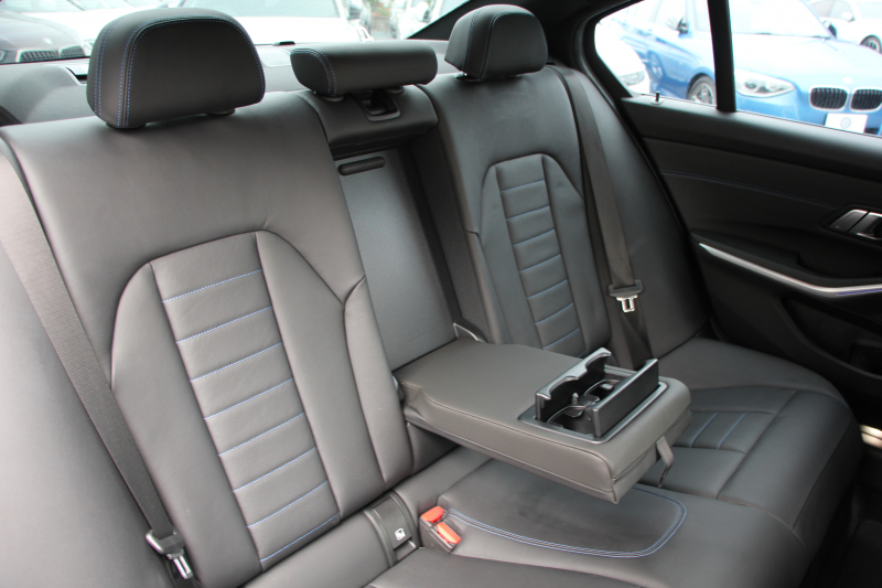 BMW 3シリーズ 320d Xdrive Mｽﾎﾟｰﾂ ﾃﾞﾋﾞｭｰP ｺﾝﾌｫｰﾄP 4WD ﾋｰﾀｰ黒革 ﾌﾞﾙｰｽﾃｯﾁ 19AW LEDﾍｯﾄﾞﾗｲﾄ ｵｰﾄﾊｲﾋﾞｰﾑ 追従ACC ｽﾃｱﾘﾝｸﾞｻﾎﾟｰﾄ ｱｯﾌﾟﾙｶｰﾌﾟﾚｲ Pｱｼｽﾄ ﾀｯﾁ画面HDDﾅﾋﾞ電動ﾄﾗﾝｸ ｽﾏｰﾄOP/CL Hifiｽﾋﾟｰｶｰ 2年保証