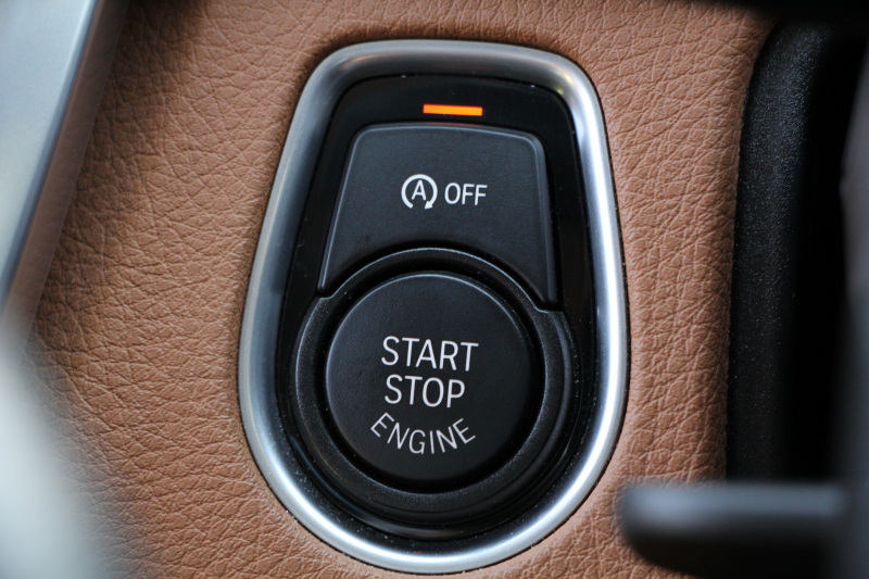 BMW 3シリーズ 320i ｸﾞﾗﾝﾂｰﾘｽﾓ ﾗｸﾞｼﾞｭｱﾘｰ 1ｵｰﾅ 追従ACC ｻﾄﾞﾙﾌﾞﾗｳﾝﾚｻﾞｰ ｼｰﾄﾋｰﾀｰ 衝突軽減ﾌﾞﾚｰｷ 車線逸脱警告 歩行者警告 ﾀｯﾁﾊﾟｯﾄﾞ対応iﾄﾞﾗｲﾌﾞHDDﾅﾋﾞBｶﾒﾗ 電動ﾄﾗﾝｸ ｽﾏｰﾄｷｰ Bluetooth接続 ｸﾛｰﾑﾗｲﾝｴｸｽﾃﾘｱ 2年保証