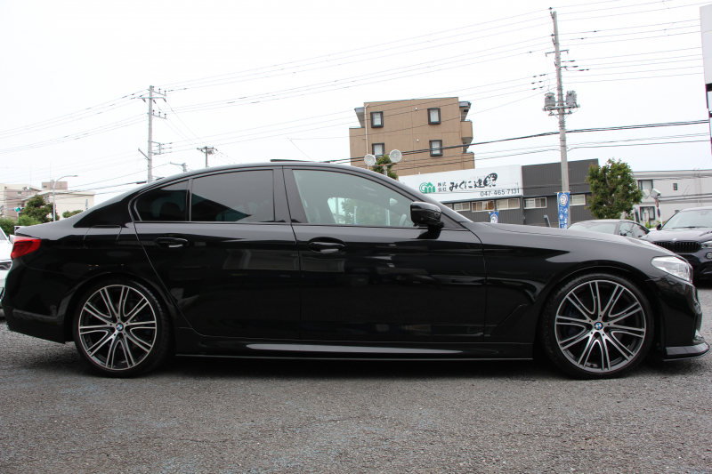 BMW 5シリーズ 540i Xdrive Mｽﾎﾟｰﾂ ｾﾚｸﾄ&ｺﾝﾌｫｰﾄP 4WD ACｼｭﾆｯﾂｧｰｴｱﾛ&ﾏﾌﾗｰ 変更後ﾒｰﾀｰ ｻﾝﾙｰﾌ 直6ﾀｰﾎﾞ全席ﾋｰﾀｰ黒革 ﾊｰﾏﾝｶｰﾄﾞﾝ ｺﾝﾌｫｰﾄｼｰﾄ&ﾏｯｻｰｼﾞ&ｱｸﾃｨﾌﾞﾍﾞﾝﾁﾚｰｼｮﾝ HUD ｼﾞｪｽﾁｬｰC 4ｿﾞｰﾝｴｱｺﾝ individual20AW 2年保証