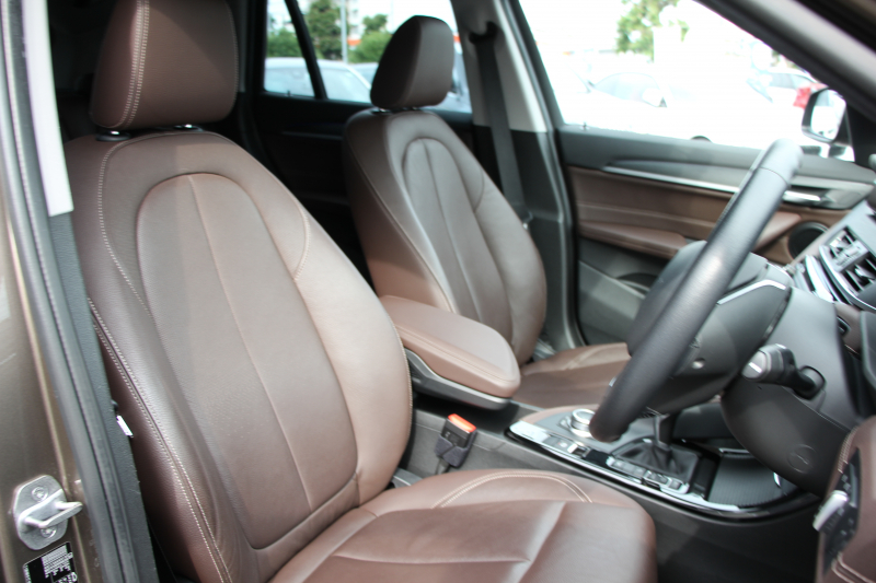 BMW X1 Xdrive18d Xﾗｲﾝ ﾊｲﾗｲﾝ&ｺﾝﾌｫｰﾄP LCI後期 希少色ﾕｰｶﾘﾍﾞｰｼﾞｭ ﾌｪｲｽﾘﾌﾄ後 ﾋｰﾀｰ茶革 追従ACC 電動ｼｰﾄ ﾌﾙｾｸﾞTV LEDﾍｯﾄﾞﾗｲﾄ 電動ﾄﾗﾝｸ ﾀｯﾁ画面ﾅﾋﾞ衝突軽減ﾌﾞﾚｰｷ 車線逸脱警告 歩行者警告 18AW ｳｯﾄﾞﾊﾟﾈﾙ 2年保証