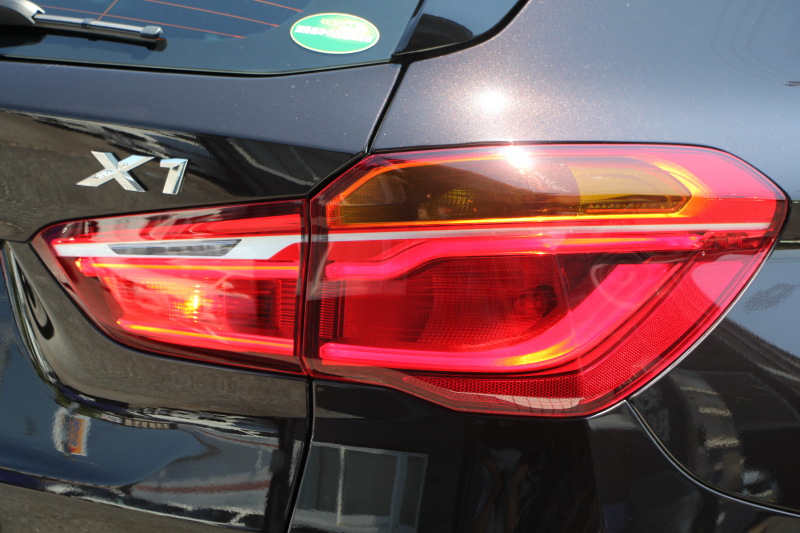 BMW X1 Xdrive18d ｱｰﾊﾞﾆｽﾀ 西日本地区限定 ｽﾊﾟｰｸﾘﾝｸﾞﾌﾞﾗｳﾝ ﾊｲﾗｲﾝ&ｺﾝﾌｫｰﾄP 追従ACC HUD ﾋｰﾀｰ茶革 電動ｼｰﾄ 19AW ﾀｯﾁ画面新HDDﾅﾋﾞPｱｼｽﾄ LEDﾍｯﾄﾞﾗｲﾄ 電動ﾄﾗﾝｸ 専用ﾊﾞｯｼﾞ衝突軽減ﾌﾞﾚｰｷ 車線逸脱&歩行者警告 2年保証