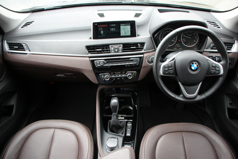 BMW X1 Xdrive18d ｱｰﾊﾞﾆｽﾀ 西日本地区限定 ｽﾊﾟｰｸﾘﾝｸﾞﾌﾞﾗｳﾝ ﾊｲﾗｲﾝ&ｺﾝﾌｫｰﾄP 追従ACC HUD ﾋｰﾀｰ茶革 電動ｼｰﾄ 19AW ﾀｯﾁ画面新HDDﾅﾋﾞPｱｼｽﾄ LEDﾍｯﾄﾞﾗｲﾄ 電動ﾄﾗﾝｸ 専用ﾊﾞｯｼﾞ衝突軽減ﾌﾞﾚｰｷ 車線逸脱&歩行者警告 2年保証