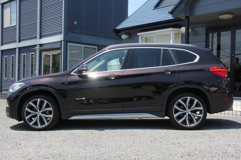 BMW X1 Xdrive18d ｱｰﾊﾞﾆｽﾀ 西日本地区限定 ｽﾊﾟｰｸﾘﾝｸﾞﾌﾞﾗｳﾝ ﾊｲﾗｲﾝ&ｺﾝﾌｫｰﾄP 追従ACC HUD ﾋｰﾀｰ茶革 電動ｼｰﾄ 19AW ﾀｯﾁ画面新HDDﾅﾋﾞPｱｼｽﾄ LEDﾍｯﾄﾞﾗｲﾄ 電動ﾄﾗﾝｸ 専用ﾊﾞｯｼﾞ衝突軽減ﾌﾞﾚｰｷ 車線逸脱&歩行者警告 2年保証