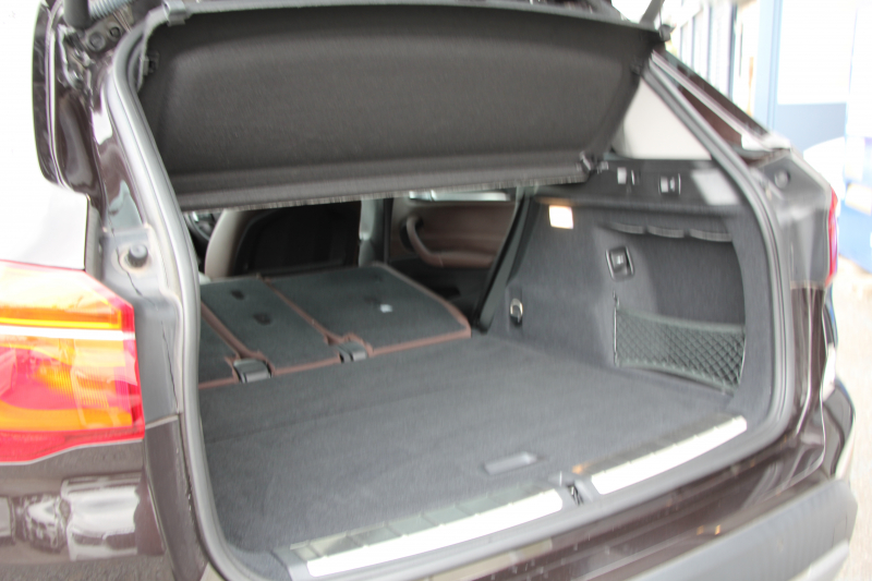 BMW X1 Xdrive18d ｱｰﾊﾞﾆｽﾀ 西日本地区限定 ｽﾊﾟｰｸﾘﾝｸﾞﾌﾞﾗｳﾝ ﾊｲﾗｲﾝ&ｺﾝﾌｫｰﾄP 追従ACC HUD ﾋｰﾀｰ茶革 電動ｼｰﾄ 19AW ﾀｯﾁ画面新HDDﾅﾋﾞPｱｼｽﾄ LEDﾍｯﾄﾞﾗｲﾄ 電動ﾄﾗﾝｸ 専用ﾊﾞｯｼﾞ衝突軽減ﾌﾞﾚｰｷ 車線逸脱&歩行者警告 2年保証