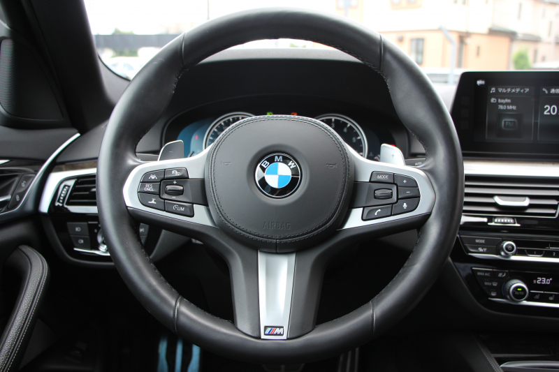 BMW 5シリーズ 530i Mｽﾎﾟｰﾂ 左ﾊﾝﾄﾞﾙ 1ｵｰﾅ ｻﾝﾙｰﾌ ｺﾝﾌｫｰﾄP ﾏｯｻｰｼﾞ&ﾍﾞﾝﾁﾚｰｼｮﾝ 全席ﾋｰﾀｰ黒革 ｺﾝﾌｫｰﾄｼｰﾄ ｿﾌﾄｸﾛｰｽﾞﾄﾞｱ HUD ｼﾞｪｽﾁｬｰC 追従ACC 360度ｶﾒﾗ ﾀｯﾁ画面HDDﾅﾋﾞLEDﾍｯﾄﾞﾗｲﾄ ｵｰﾄﾊｲﾋﾞｰﾑ 電動ﾄﾗﾝｸ 2年保証
