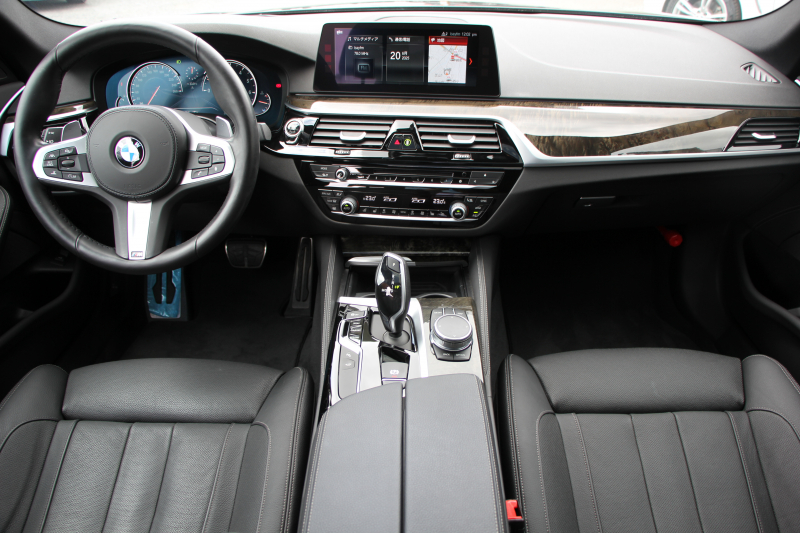 BMW 5シリーズ 530i Mｽﾎﾟｰﾂ 左ﾊﾝﾄﾞﾙ 1ｵｰﾅ ｻﾝﾙｰﾌ ｺﾝﾌｫｰﾄP ﾏｯｻｰｼﾞ&ﾍﾞﾝﾁﾚｰｼｮﾝ 全席ﾋｰﾀｰ黒革 ｺﾝﾌｫｰﾄｼｰﾄ ｿﾌﾄｸﾛｰｽﾞﾄﾞｱ HUD ｼﾞｪｽﾁｬｰC 追従ACC 360度ｶﾒﾗ ﾀｯﾁ画面HDDﾅﾋﾞLEDﾍｯﾄﾞﾗｲﾄ ｵｰﾄﾊｲﾋﾞｰﾑ 電動ﾄﾗﾝｸ 2年保証
