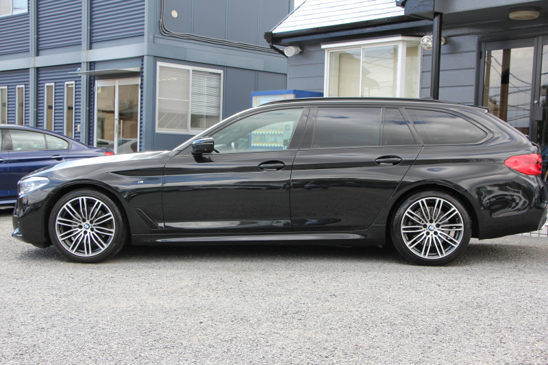 BMW 5シリーズ 523d ﾂｰﾘﾝｸﾞMｽﾎﾟｰﾂ ﾊｲﾗｲﾝ 1ｵｰﾅ 型式変更後LDA-JM20 全席ﾋｰﾀｰ黒革 新ﾒｰﾀｰ HUD LEDﾍｯﾄﾞﾗｲﾄ 追従ACC ｽﾃｱﾘﾝｸﾞｻﾎﾟｰﾄ ｵｰﾄﾊｲﾋﾞｰﾑ ﾀｯﾁ画面HDDﾅﾋﾞTV 360度ｶﾒﾗ 電動ﾘｱｹﾞｰﾄ ﾗﾝﾊﾞｰｻﾎﾟｰﾄ 2年保証