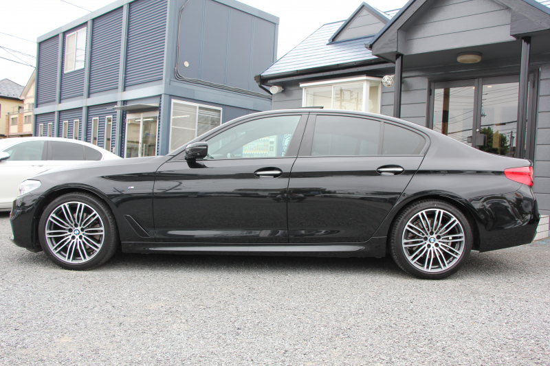 BMW 5シリーズ 523i Mｽﾎﾟｰﾂ ﾊｲﾗｲﾝ ｲﾉﾍﾞｰｼｮﾝ&ｺﾝﾌｫｰﾄP ｻﾝﾙｰﾌ 全席ﾋｰﾀｰ黒革 ｺﾝﾌｫｰﾄｼｰﾄ ﾍﾞﾝﾁﾚｰｼｮﾝ ｿﾌﾄｸﾛｰｽﾞﾄﾞｱ HUD ﾜｲﾔﾚｽ充電 追従ACC ｽﾃｱﾘﾝｸﾞｻﾎﾟｰﾄ LEDﾍｯﾄﾞﾗｲﾄ 360度ｶﾒﾗ ﾀｯﾁ画面HDDﾅﾋﾞTV ｼﾞｪｽﾁｬｰC 電動ﾄﾗﾝｸ 19AW 2年保証