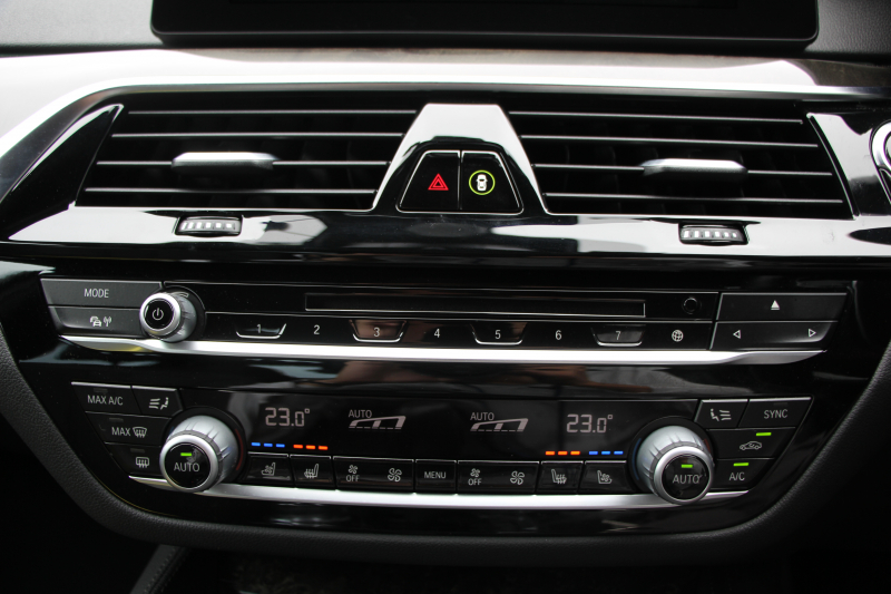 BMW 5シリーズ 523i Mｽﾎﾟｰﾂ ﾊｲﾗｲﾝ ｲﾉﾍﾞｰｼｮﾝ&ｺﾝﾌｫｰﾄP ｻﾝﾙｰﾌ 全席ﾋｰﾀｰ黒革 ｺﾝﾌｫｰﾄｼｰﾄ ﾍﾞﾝﾁﾚｰｼｮﾝ ｿﾌﾄｸﾛｰｽﾞﾄﾞｱ HUD ﾜｲﾔﾚｽ充電 追従ACC ｽﾃｱﾘﾝｸﾞｻﾎﾟｰﾄ LEDﾍｯﾄﾞﾗｲﾄ 360度ｶﾒﾗ ﾀｯﾁ画面HDDﾅﾋﾞTV ｼﾞｪｽﾁｬｰC 電動ﾄﾗﾝｸ 19AW 2年保証