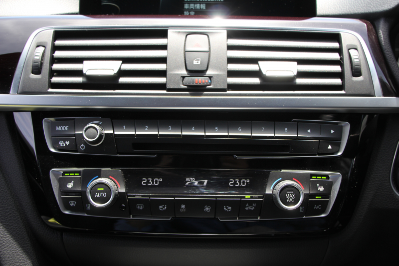 BMW 3シリーズ 320d ｾﾚﾌﾞﾚｰｼｮﾝｴﾃﾞｨｼｮﾝ ｽﾀｲﾙｴｯｼﾞ限定車 後期 8C新ｴﾝｼﾞﾝ 燃費21.4km/L ｾﾝｻﾃｯｸﾚｻﾞｰ ｼｰﾄﾋｰﾀｰ 専用ｸﾞﾚｰ18AW LEDﾍｯﾄﾞﾗｲﾄ&ﾃｰﾙ 追従ACC 衝突軽減ﾌﾞﾚｰｷ ﾚｰﾝﾁｪﾝｼﾞ警告 ﾌﾞﾗｯｸｸﾞﾘﾙ HDDﾅﾋﾞ2年保証