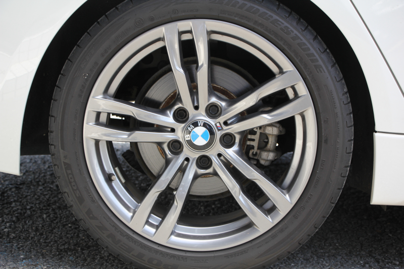 BMW 3シリーズ 320d ｾﾚﾌﾞﾚｰｼｮﾝｴﾃﾞｨｼｮﾝ ｽﾀｲﾙｴｯｼﾞ限定車 後期 8C新ｴﾝｼﾞﾝ 燃費21.4km/L ｾﾝｻﾃｯｸﾚｻﾞｰ ｼｰﾄﾋｰﾀｰ 専用ｸﾞﾚｰ18AW LEDﾍｯﾄﾞﾗｲﾄ&ﾃｰﾙ 追従ACC 衝突軽減ﾌﾞﾚｰｷ ﾚｰﾝﾁｪﾝｼﾞ警告 ﾌﾞﾗｯｸｸﾞﾘﾙ HDDﾅﾋﾞ2年保証