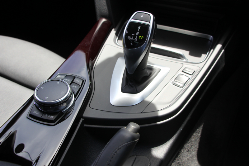 BMW 3シリーズ 320d ｾﾚﾌﾞﾚｰｼｮﾝｴﾃﾞｨｼｮﾝ ｽﾀｲﾙｴｯｼﾞ限定車 後期 8C新ｴﾝｼﾞﾝ 燃費21.4km/L ｾﾝｻﾃｯｸﾚｻﾞｰ ｼｰﾄﾋｰﾀｰ 専用ｸﾞﾚｰ18AW LEDﾍｯﾄﾞﾗｲﾄ&ﾃｰﾙ 追従ACC 衝突軽減ﾌﾞﾚｰｷ ﾚｰﾝﾁｪﾝｼﾞ警告 ﾌﾞﾗｯｸｸﾞﾘﾙ HDDﾅﾋﾞ2年保証