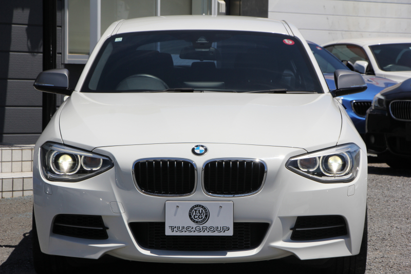 BMW 1シリーズ M135i ﾊﾟｰｷﾝｸﾞｻﾎﾟｰﾄP 直6ﾀｰﾎﾞ320馬力 衝突軽減ﾌﾞﾚｰｷ 車線逸脱警告 歩行者警告 ｱﾀﾞﾌﾟﾃｨﾌﾞMｻｽ ﾀｯﾁﾊﾟｯﾄﾞ対応HDDﾅﾋﾞ専用ｴｱﾛ 18AW&ﾌﾞﾚｰｷ 左右独立ｵｰﾄｴｱｺﾝ ﾊﾟﾄﾞﾙｼﾌﾄ 8速AT ｽﾏｰﾄｷｰ Bluetooth接続 2年保証