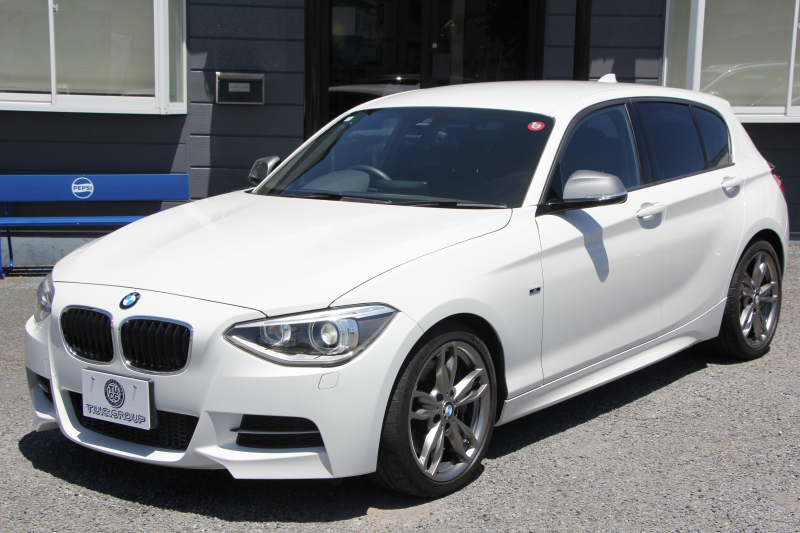 BMW 1シリーズ M135i ﾊﾟｰｷﾝｸﾞｻﾎﾟｰﾄP 直6ﾀｰﾎﾞ320馬力 衝突軽減ﾌﾞﾚｰｷ 車線逸脱警告 歩行者警告 ｱﾀﾞﾌﾟﾃｨﾌﾞMｻｽ ﾀｯﾁﾊﾟｯﾄﾞ対応HDDﾅﾋﾞ専用ｴｱﾛ 18AW&ﾌﾞﾚｰｷ 左右独立ｵｰﾄｴｱｺﾝ ﾊﾟﾄﾞﾙｼﾌﾄ 8速AT ｽﾏｰﾄｷｰ Bluetooth接続 2年保証