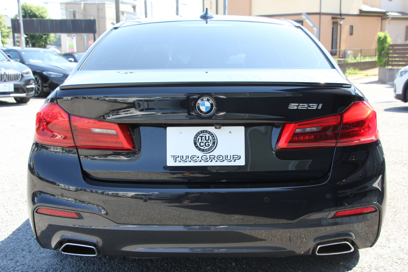 BMW 5シリーズ 523i ｴﾃﾞｨｼｮﾝﾐｯｼｮﾝｲﾝﾎﾟｯｼﾌﾞﾙ 特別仕様車 ﾊｰﾏﾝｶｰﾄﾞﾝｻﾗｳﾝﾄﾞHUD 専用ﾌﾞﾗｯｸ19AW ﾌﾞﾗｯｸｷﾄﾞﾆｰｸﾞﾘﾙ 追従ACC ｽﾃｱﾘﾝｸﾞｻﾎﾟｰﾄ  360度ｶﾒﾗ Pｱｼｽﾄ ﾀｯﾁ画面HDDﾅﾋﾞTV LEDﾍｯﾄﾞﾗｲﾄ ｵｰﾄﾊｲﾋﾞｰﾑ 2年保証