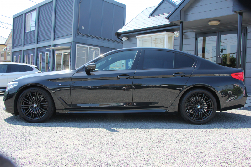 BMW 5シリーズ 523i ｴﾃﾞｨｼｮﾝﾐｯｼｮﾝｲﾝﾎﾟｯｼﾌﾞﾙ 特別仕様車 ﾊｰﾏﾝｶｰﾄﾞﾝｻﾗｳﾝﾄﾞHUD 専用ﾌﾞﾗｯｸ19AW ﾌﾞﾗｯｸｷﾄﾞﾆｰｸﾞﾘﾙ 追従ACC ｽﾃｱﾘﾝｸﾞｻﾎﾟｰﾄ  360度ｶﾒﾗ Pｱｼｽﾄ ﾀｯﾁ画面HDDﾅﾋﾞTV LEDﾍｯﾄﾞﾗｲﾄ ｵｰﾄﾊｲﾋﾞｰﾑ 2年保証
