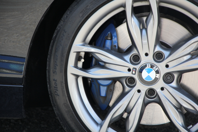 BMW 1シリーズ M135i ﾊﾟｰｷﾝｸﾞｻﾎﾟｰﾄP 直6ﾀｰﾎﾞ320馬力 ｱﾀﾞﾌﾟﾃｨﾌﾞMｻｽ ﾀｯﾁﾊﾟｯﾄﾞ対応HDDﾅﾋﾞBｶﾒﾗ 専用ｴｱﾛ 18AW 専用ﾌﾞﾚｰｷ 左右独立ｵｰﾄｴｱｺﾝ ﾊﾟﾄﾞﾙｼﾌﾄ 8速AT ｽﾏｰﾄｷｰ Bluetoothｵｰﾃﾞｨｵ ﾌﾞﾗｯｸｸﾞﾘﾙ 2年保証