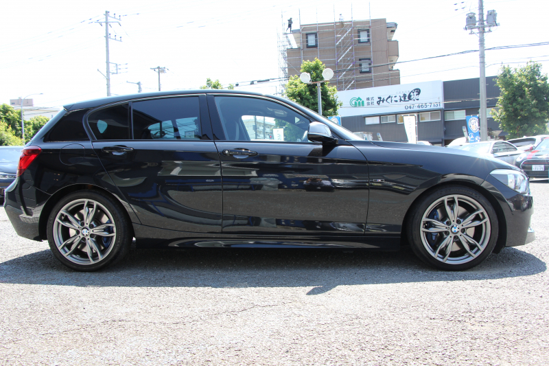 BMW 1シリーズ M135i ﾊﾟｰｷﾝｸﾞｻﾎﾟｰﾄP 直6ﾀｰﾎﾞ320馬力 ｱﾀﾞﾌﾟﾃｨﾌﾞMｻｽ ﾀｯﾁﾊﾟｯﾄﾞ対応HDDﾅﾋﾞBｶﾒﾗ 専用ｴｱﾛ 18AW 専用ﾌﾞﾚｰｷ 左右独立ｵｰﾄｴｱｺﾝ ﾊﾟﾄﾞﾙｼﾌﾄ 8速AT ｽﾏｰﾄｷｰ Bluetoothｵｰﾃﾞｨｵ ﾌﾞﾗｯｸｸﾞﾘﾙ 2年保証