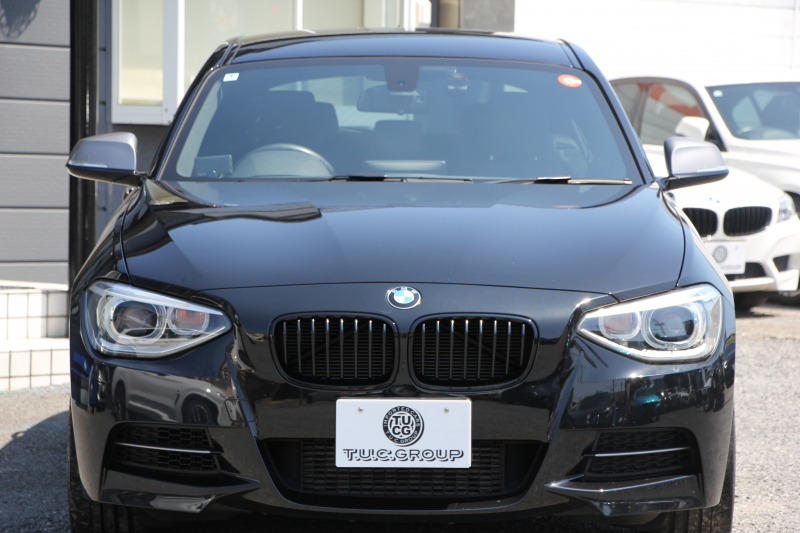 BMW 1シリーズ M135i ﾊﾟｰｷﾝｸﾞｻﾎﾟｰﾄP 直6ﾀｰﾎﾞ320馬力 ｱﾀﾞﾌﾟﾃｨﾌﾞMｻｽ ﾀｯﾁﾊﾟｯﾄﾞ対応HDDﾅﾋﾞBｶﾒﾗ 専用ｴｱﾛ 18AW 専用ﾌﾞﾚｰｷ 左右独立ｵｰﾄｴｱｺﾝ ﾊﾟﾄﾞﾙｼﾌﾄ 8速AT ｽﾏｰﾄｷｰ Bluetoothｵｰﾃﾞｨｵ ﾌﾞﾗｯｸｸﾞﾘﾙ 2年保証