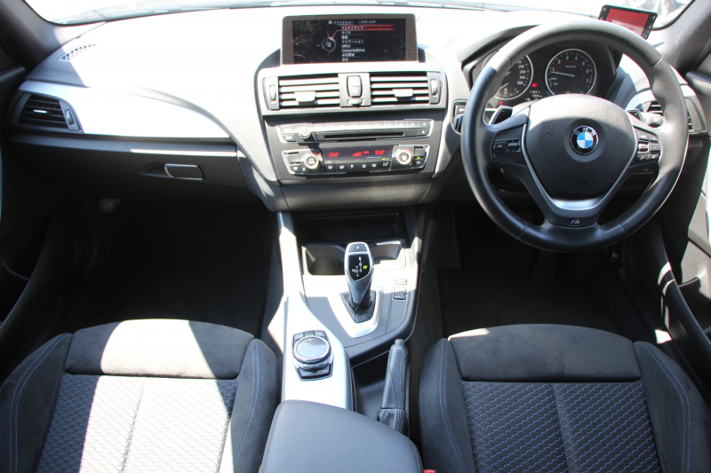 BMW 1シリーズ M135i ﾊﾟｰｷﾝｸﾞｻﾎﾟｰﾄP 直6ﾀｰﾎﾞ320馬力 ｱﾀﾞﾌﾟﾃｨﾌﾞMｻｽ ﾀｯﾁﾊﾟｯﾄﾞ対応HDDﾅﾋﾞBｶﾒﾗ 専用ｴｱﾛ 18AW 専用ﾌﾞﾚｰｷ 左右独立ｵｰﾄｴｱｺﾝ ﾊﾟﾄﾞﾙｼﾌﾄ 8速AT ｽﾏｰﾄｷｰ Bluetoothｵｰﾃﾞｨｵ ﾌﾞﾗｯｸｸﾞﾘﾙ 2年保証