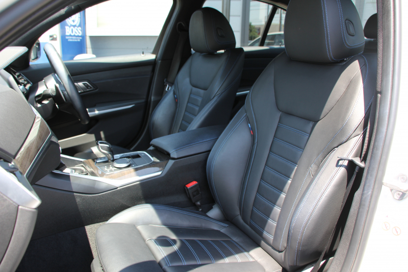 BMW 3シリーズ 320i Mｽﾎﾟｰﾂ ﾃﾞﾋﾞｭｰ&ｺﾝﾌｫｰﾄP 1ｵｰﾅ ﾋｰﾀｰ黒革 専用ﾌﾞﾙｰｽﾃｯﾁ 19AW 360度ｶﾒﾗ 追従ACC ｽﾃｱﾘﾝｸﾞｻﾎﾟｰﾄ LEDﾍｯﾄﾞﾗｲﾄ 電動ﾄﾗﾝｸ ｱｯﾌﾟﾙｶｰﾌﾟﾚｲ ﾀｯﾁ画面HDDﾅﾋﾞﾜｲﾔﾚｽ充電 hi-fiｽﾋﾟｰｶｰ 2年保証