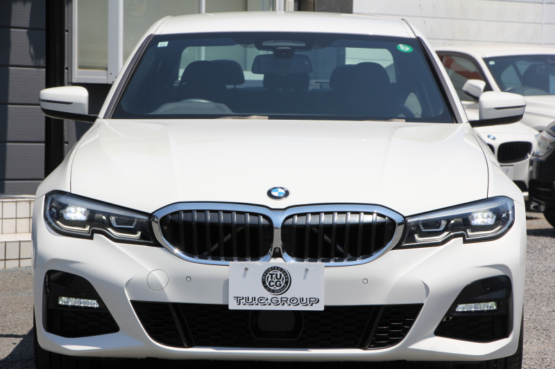 BMW 3シリーズ 320i Mｽﾎﾟｰﾂ ﾃﾞﾋﾞｭｰ&ｺﾝﾌｫｰﾄP 1ｵｰﾅ ﾋｰﾀｰ黒革 専用ﾌﾞﾙｰｽﾃｯﾁ 19AW 360度ｶﾒﾗ 追従ACC ｽﾃｱﾘﾝｸﾞｻﾎﾟｰﾄ LEDﾍｯﾄﾞﾗｲﾄ 電動ﾄﾗﾝｸ ｱｯﾌﾟﾙｶｰﾌﾟﾚｲ ﾀｯﾁ画面HDDﾅﾋﾞﾜｲﾔﾚｽ充電 hi-fiｽﾋﾟｰｶｰ 2年保証