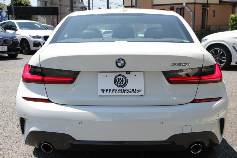 BMW 3シリーズ 320i Mｽﾎﾟｰﾂ ﾃﾞﾋﾞｭｰ&ｺﾝﾌｫｰﾄP 1ｵｰﾅ ﾋｰﾀｰ黒革 専用ﾌﾞﾙｰｽﾃｯﾁ 19AW 360度ｶﾒﾗ 追従ACC ｽﾃｱﾘﾝｸﾞｻﾎﾟｰﾄ LEDﾍｯﾄﾞﾗｲﾄ 電動ﾄﾗﾝｸ ｱｯﾌﾟﾙｶｰﾌﾟﾚｲ ﾀｯﾁ画面HDDﾅﾋﾞﾜｲﾔﾚｽ充電 hi-fiｽﾋﾟｰｶｰ 2年保証